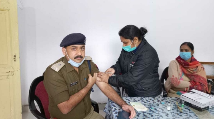 हरदोई:पुलिस विभाग ने लगवाई कोविड की बूस्टर डोज