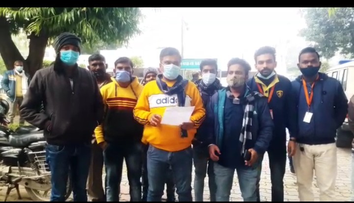 बरेली-पशु बाजार के विरोध में गौ रक्षा वाहिनी सदस्यों ने दिया मण्डलायुक्त को ज्ञापन