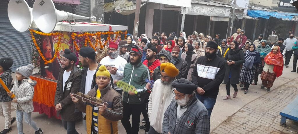 गोण्डा: श्री गुरु गोविन्द सिंह जी के प्रकाशोत्सव को लेकर रोज गुरुद्वारे से निकलती है प्रभात फेरी