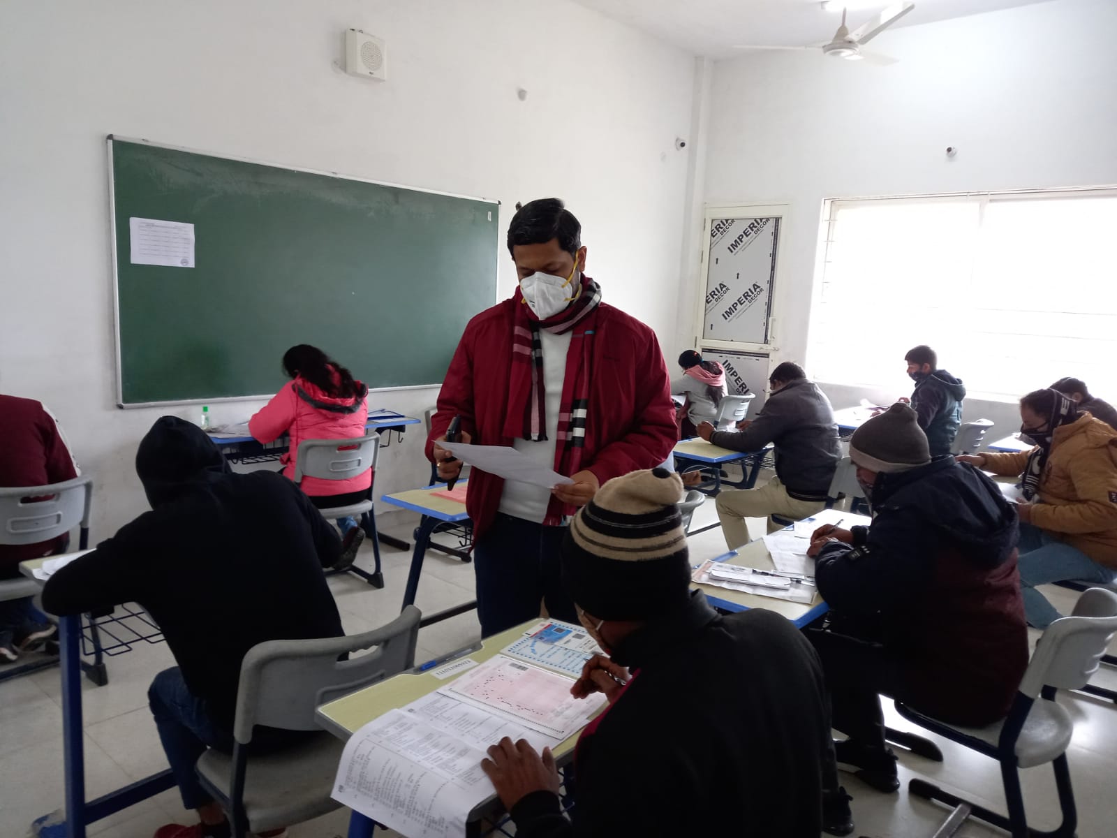 पीलीभीत: जिलाधिकारी द्वारा परीक्षा कक्षों की व्यवस्थाओं व परीक्षार्थियों के प्रवेश पत्र व पहचान पत्र की जांच की गई