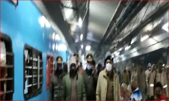 उत्तर प्रदेश  : हेल्लो, बोगी नं-2 में एक शख्स बम के साथ चढ़ा है। और फिर इंटरसिटी एक्सप्रेस में मच गया हड़कंप।