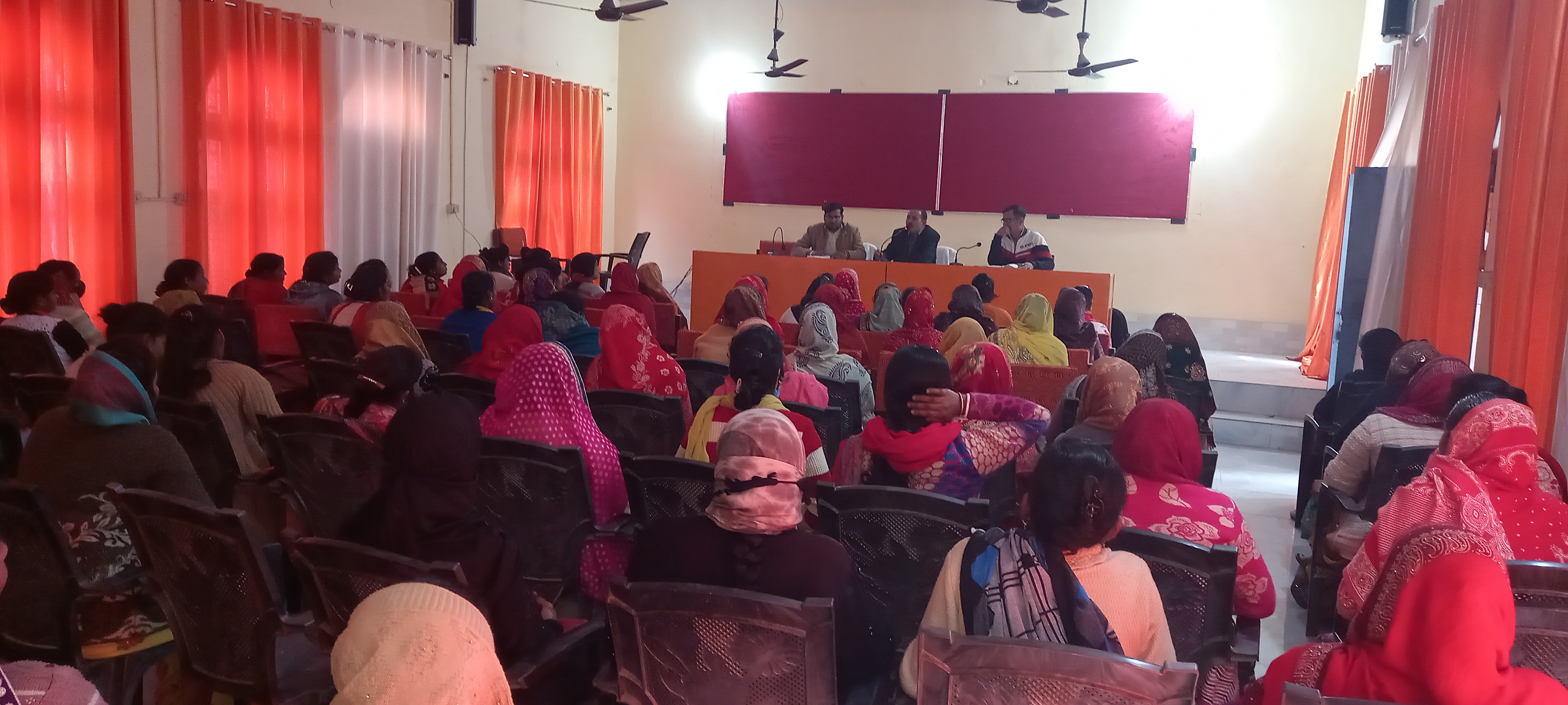 गोण्डा : पहाड़ापुर में बीजेपी प्रत्याशी के पक्ष में बैठक कर मतदान करने की ग्रामीणों से की गई अपील