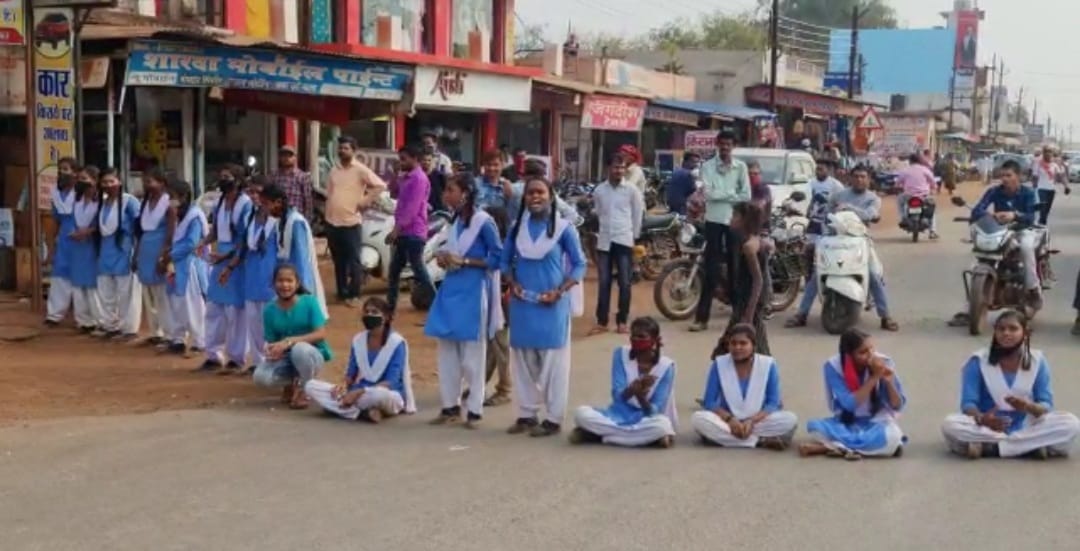 रायपुर :- शिक्षकों की कमी को लेकर प्रियदर्शनी कन्या स्कूल की छात्राओं ने किया चक्का जाम.. शासन के विरोध में लगाए नारे
