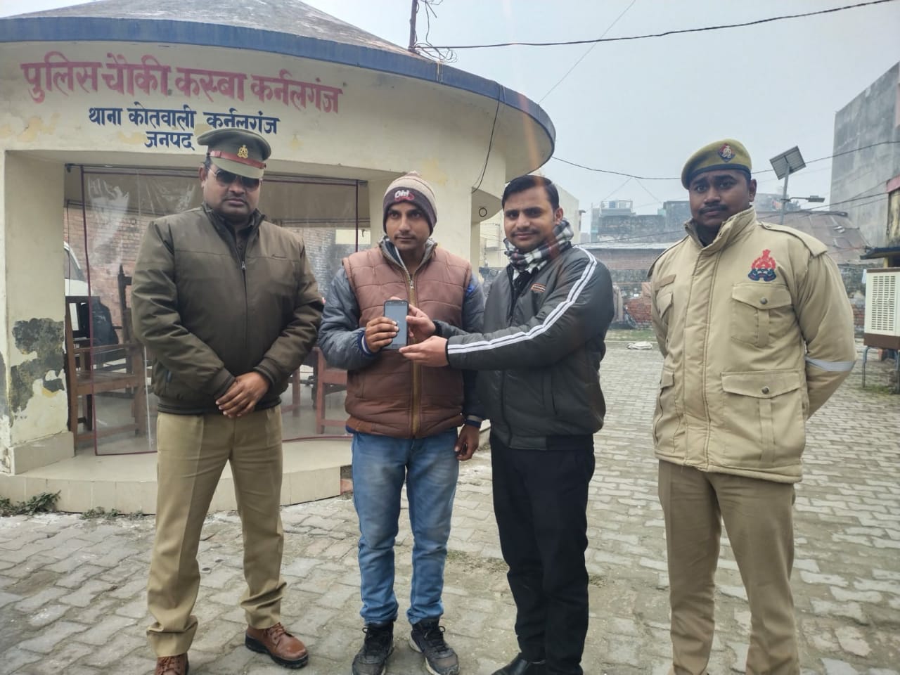 गोण्डा:सड़क पर पड़े मिले मोबाइल को लौटाकर पत्रकार ने पेश की ईमानदारी की मिशाल