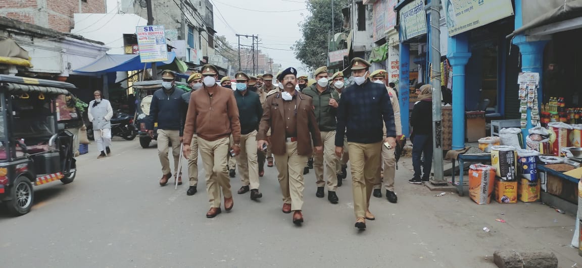 बहराइच : शांति एवं सुरक्षा व्यवस्था के दृष्टिगत वरिष्ठ पुलिस अधीक्षक द्वारा कस्बा नानपारा में किया गया पैदल गस्त/रुट मार्च भयमुक्त होकर मतदान करने हेतु किया गया जागरू