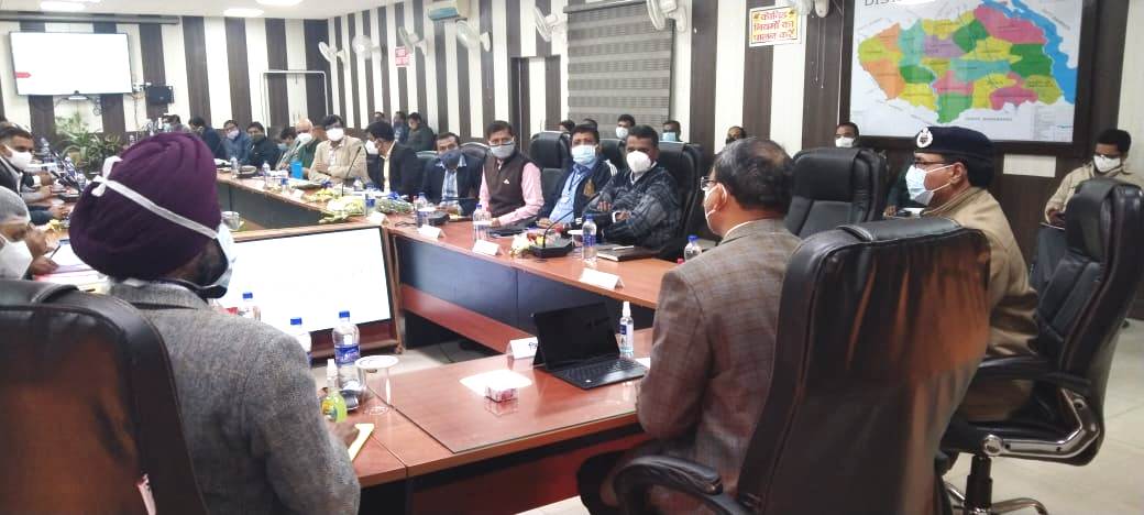 सीतापुर : विधानसभा सामान्य निर्वाचन-2022 को सकुशल सम्पन्न कराये जाने हेतु तैनात किये गये प्रेक्षकों ने नोडल अधिकारियों के साथ बैठक कर तैयारियों की समीक्षा की