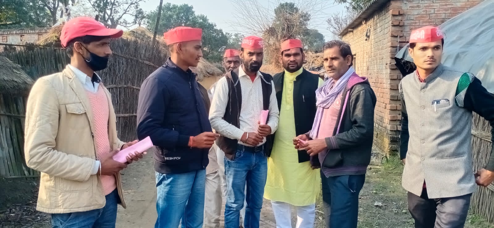 पीलीभीत : समाजवादी पार्टी के जिला सचिव दुर्वेश मौर्य पूरनपुर के सपा प्रत्याशी आरती महेंद्र के समर्थन में कर रहे घर घर जनसंपर्क