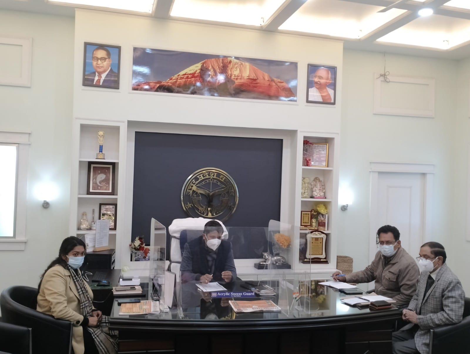 पीलीभीत : जिलाधिकारी पुलकित खरे ने जोनल मजिस्ट्रेटों को अपने सेक्टर मजिस्ट्रेटों के साथ बैठक कर नियमित तैयारियों की समीक्षा करने के दिए आदेश ।
