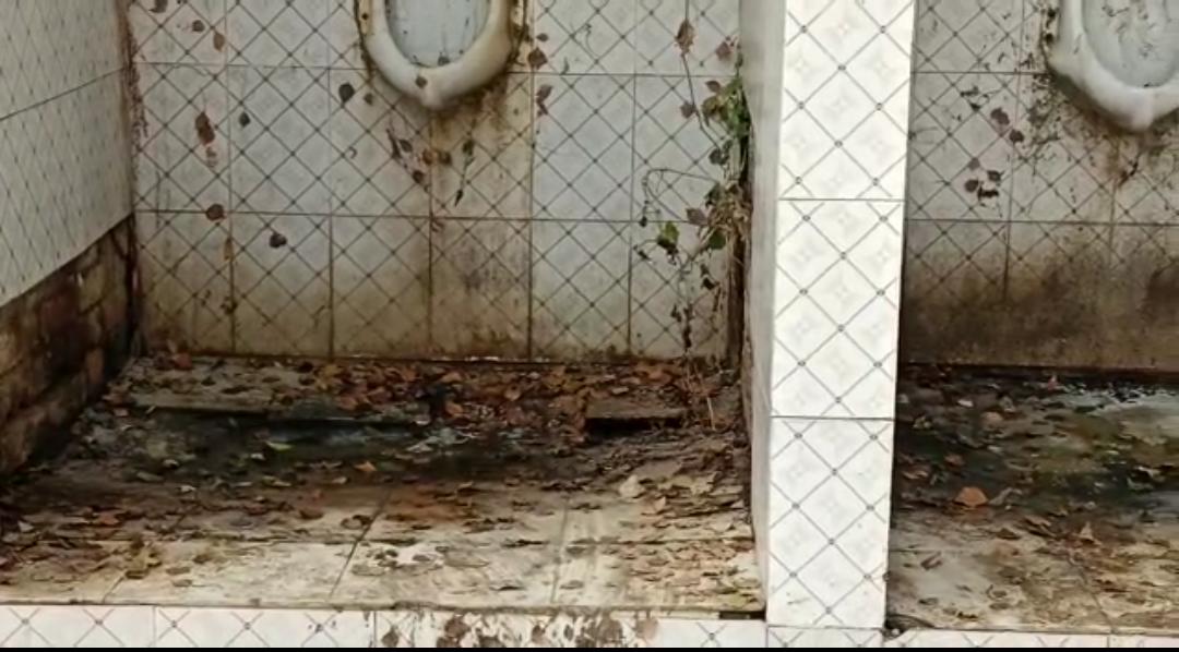 गोंडा : तहसील परिसर में नवनिर्मित सामुदायिक शौंचालय का कई महीने बाद भी नहीं हो सका संचालन