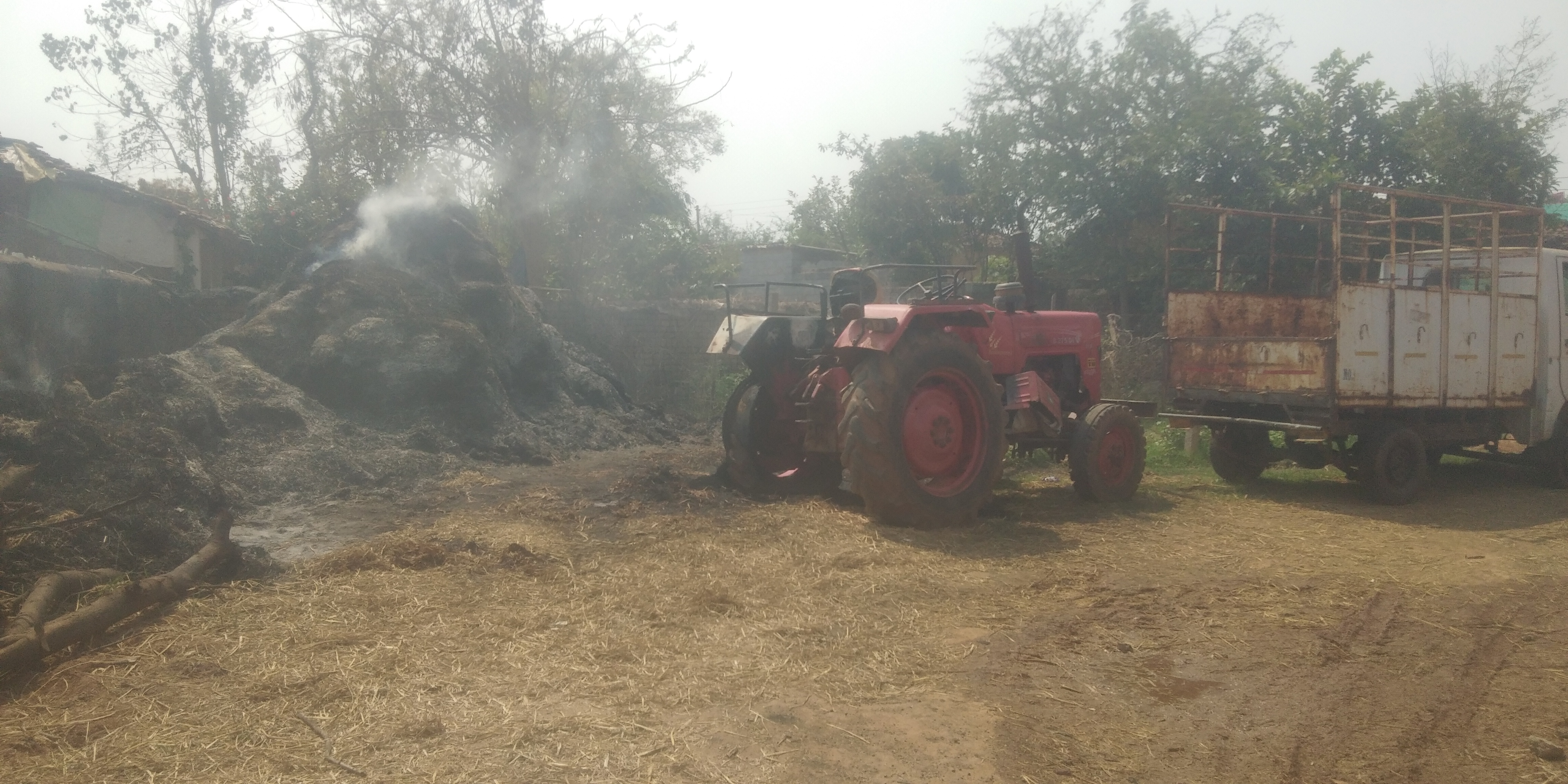 रायपुर :- पैरावट में लगी आग, ट्रेक्टर भी जलकर खाक
