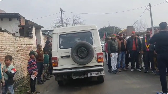 बरेली- आंवला में उड़ाई जा रही हैं कोरोना गाइड लाइन की धज्जियां