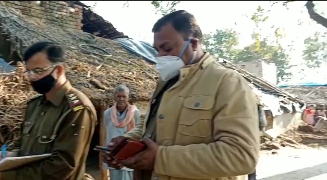 सीतापुर:देवर के साथ संदिग्ध हालत में देखकर पत्नी को कुल्हाड़ी से काटकर पति ने उतारा मौत के घाट।