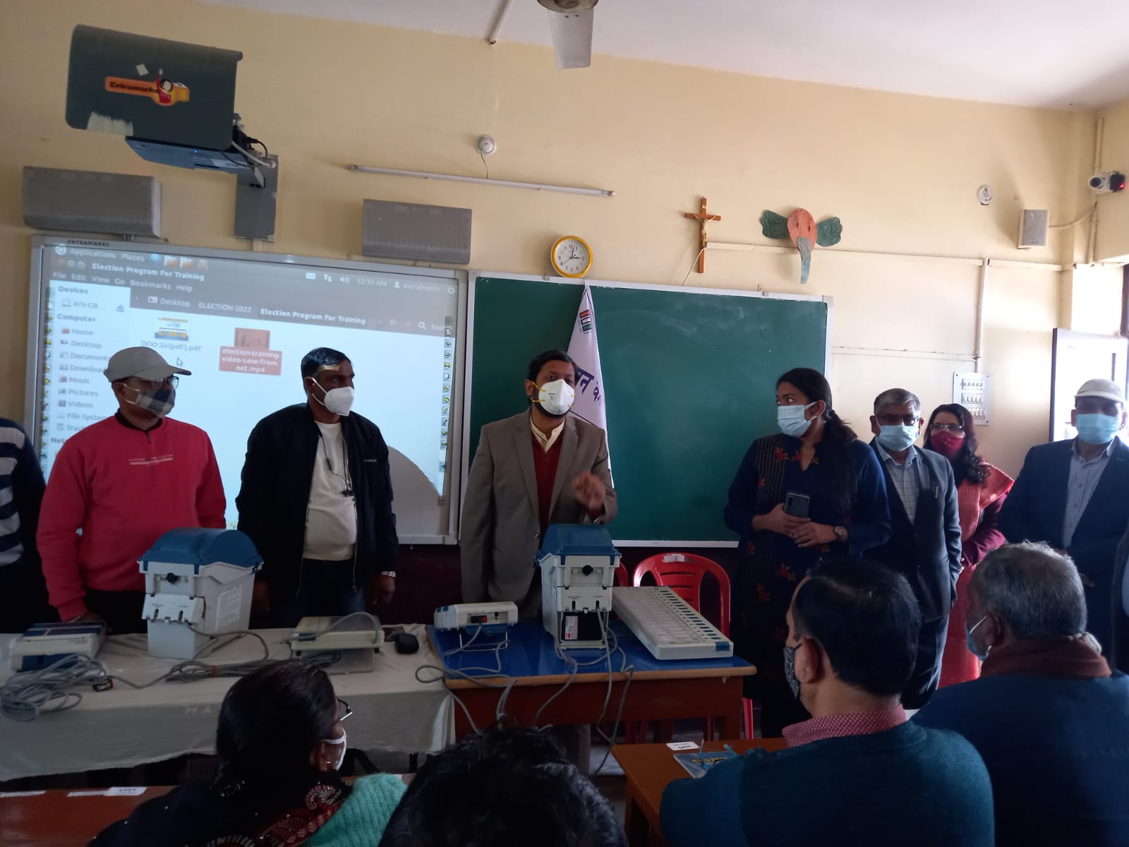 पीलीभीत :मतदाता पर्ची न मिलने पर मतदाता जारी नम्बरों करे सम्पर्क
