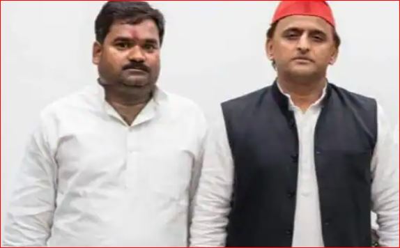 अखिलेश यादव को लगा बड़ा झटका, ददुआ के बेटे ने लौटाया टिकट