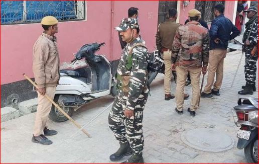 मैनपुरी की आवास विकास कालोनी के बूथ पर भिड़े भाजपा तथा सपा के एजेंट