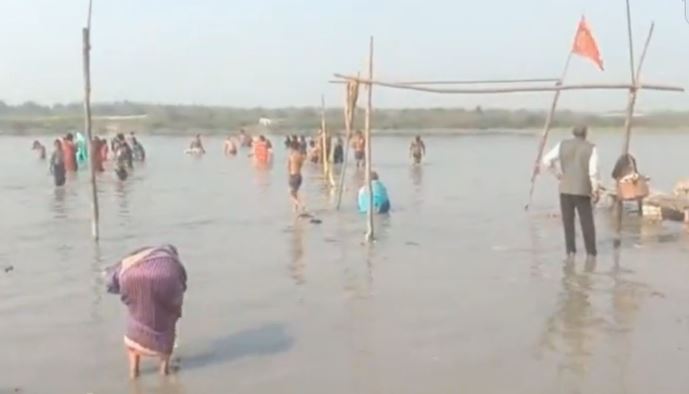 रायबरेली:पूर्णिमा के अवसर पर गंगा तट डलमऊ के विभिन्न स्नान घाटों पर हजारों की संख्या में श्रद्धालुओं ने लगाई आस्था की डुबकी