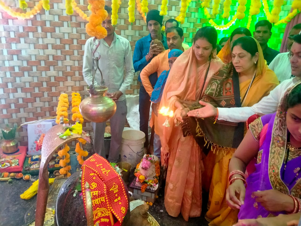 रायपुर :- अनिता योगेन्द्र शर्मा ने महाशिवरात्रि के अवसर पर पूजा-अर्चना कर सुख समृद्धि की कामना की
