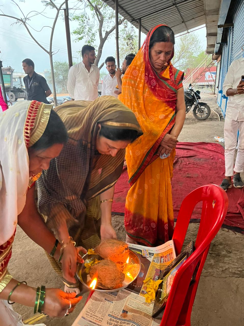 रायपुर :-  गिरौदपुरी में पालो चढ़ने के पश्चात धरसींवा विधायक श्रीमती अनिता योगेंद्र शर्मा ने की पूजा अर्चना