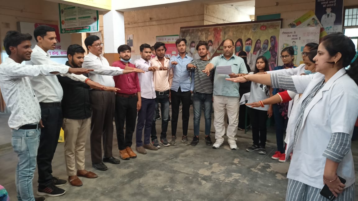 फर्रुखाबाद:स्वास्थ्य केन्द्रों पर मनाया गया धूम्रपान निषेध दिवस ,धूम्रपान स्वास्थ्य के लिए मीठा जहर - सीएमओ