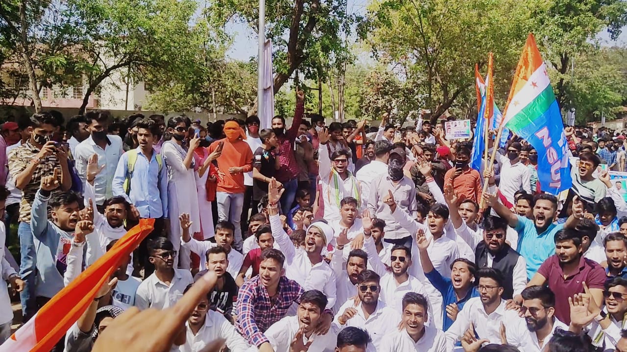 रायपुर :- जैसी शिक्षा वैसी परीक्षा मांग को लेकर किया गया धरना प्रदर्शन