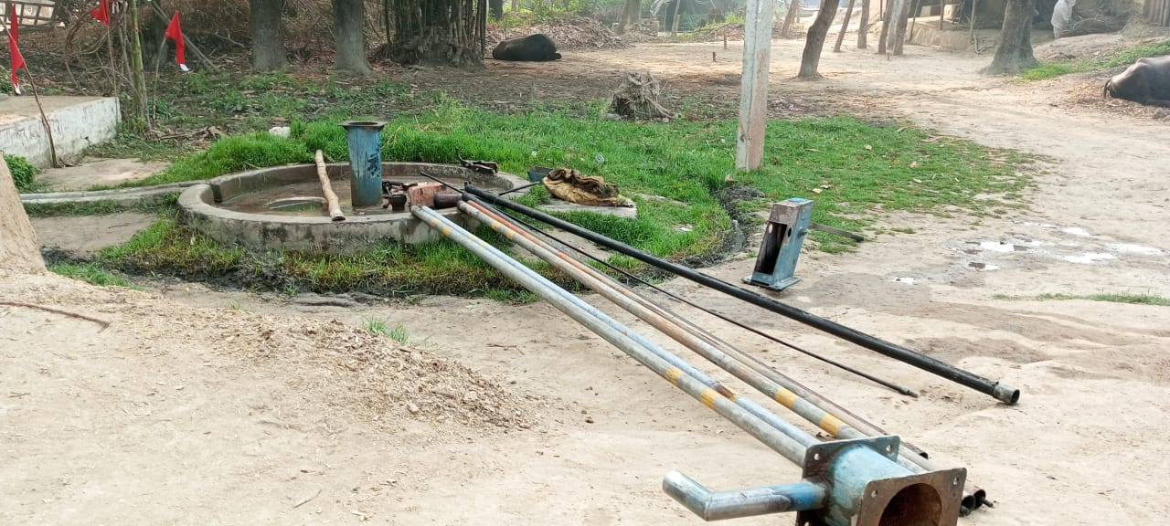 सीतापुर-20 दिनों से खराब पड़ा हैंड पंप (नल ) ग्रामीण परेशान नहीं ध्यान दे रहे ग्राम प्रधान महफूज अंसारी