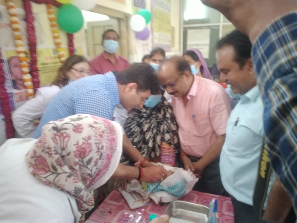 प्रयागराज : जिलाधिकारी डफरिन अस्पताल पहुंचकर बच्चों को पोलियो ड्राप पिलाकर एक सप्ताह तक चलने वाले पल्स पोलियो अभियान कार्यक्रम का किया शुभारंभ