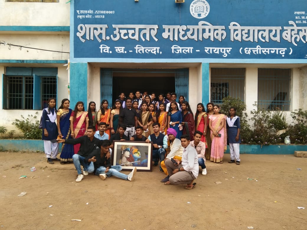 रायपुर :- हायर सेकंडरी स्कूल बहेसर के छात्रों को विदा करते समय भर आई आखें