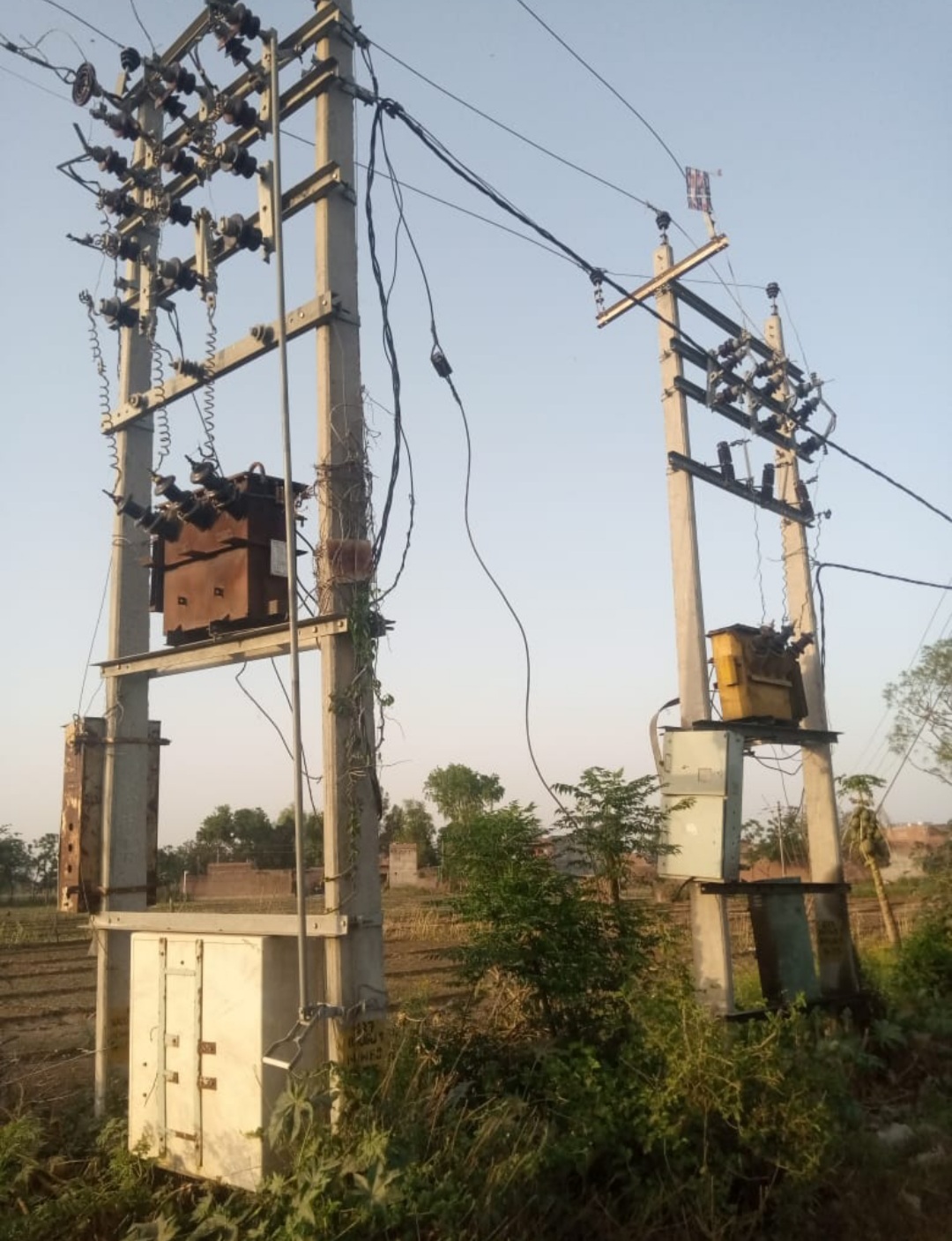 फर्रुखाबाद: नियम को ताक पर रखकर मानक के विपरीत कनेक्शन दिए जा रहे हैं