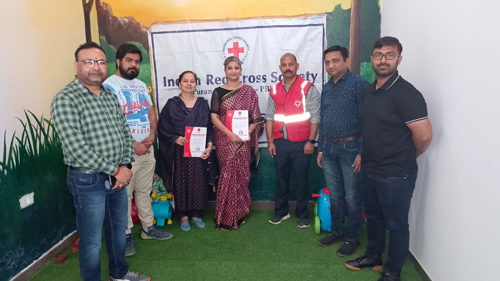 पीलीभीत :इंडियन रेड क्रॉस सोसाइटी शाखा पूरनपुर पीलीभीत महिला दिवस के अवसर पर अपने-अपने क्षेत्रों में सर्वश्रेष्ठ कार्य करने वाली महिलाओं को सम्मानित किया