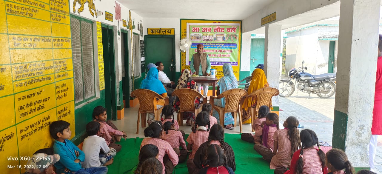 पीलीभीत :जिलाधिकारी के निर्देश पर परिषदीय स्कूल में  पुरातन छात्रों को पुरस्कार देकर किया गया समान्नित