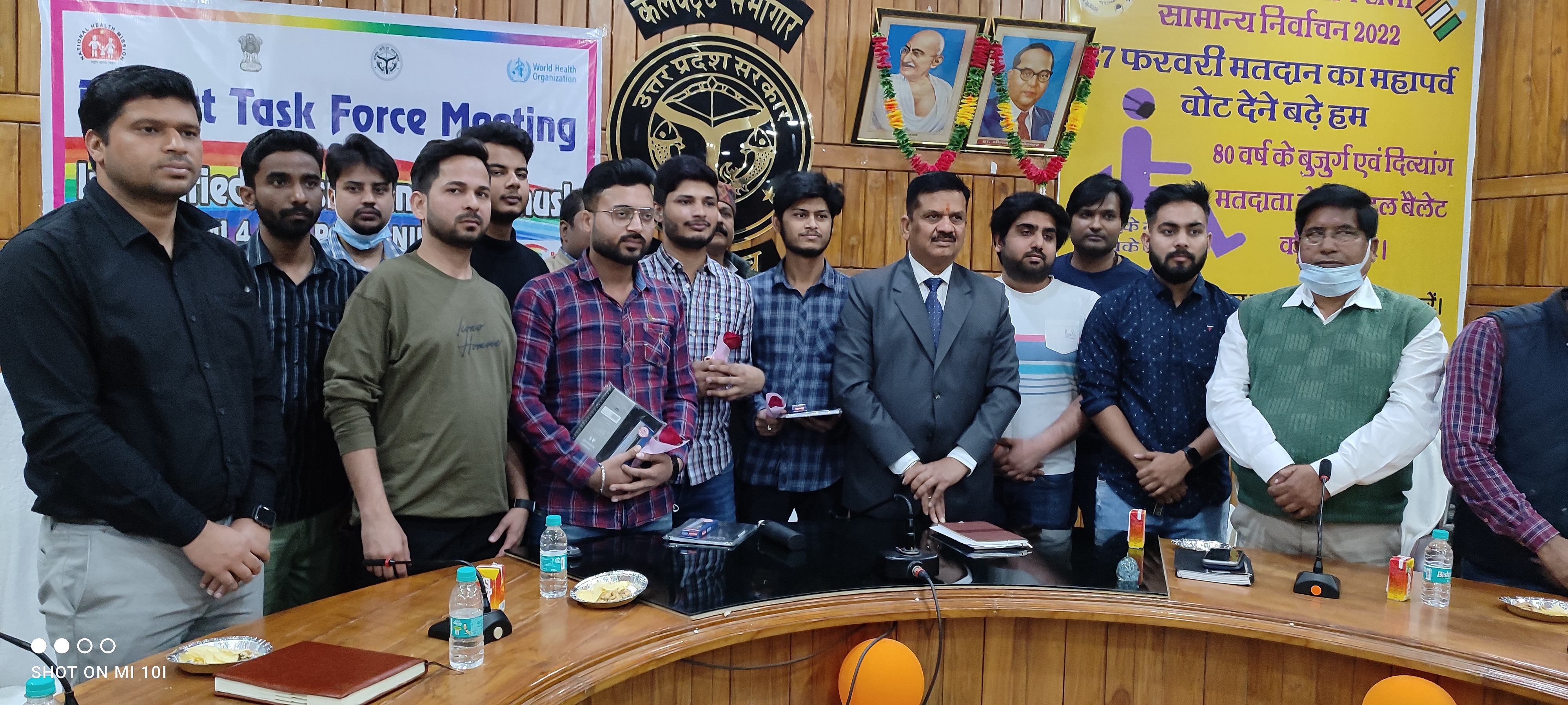 बहराइच:जनपद के यूक्रेन से आये हुए छात्रों एवं उनके अभिभावकों से शिष्टचार भेंट करते हुए जिलाधिकारी