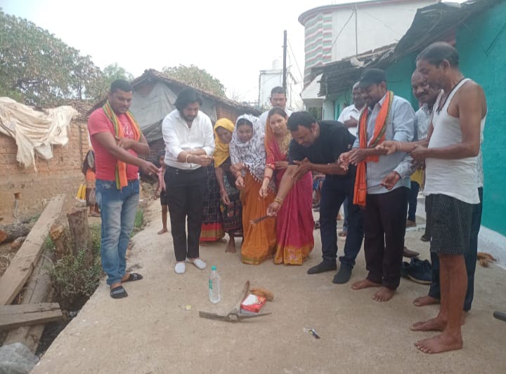 रायपुर :- विकास कार्य और गति प्रदान करने नगरपालिका अध्यक्ष ने तालाब सौंदर्य करण एवं गहरीकरण का किया भूमि पूजन
