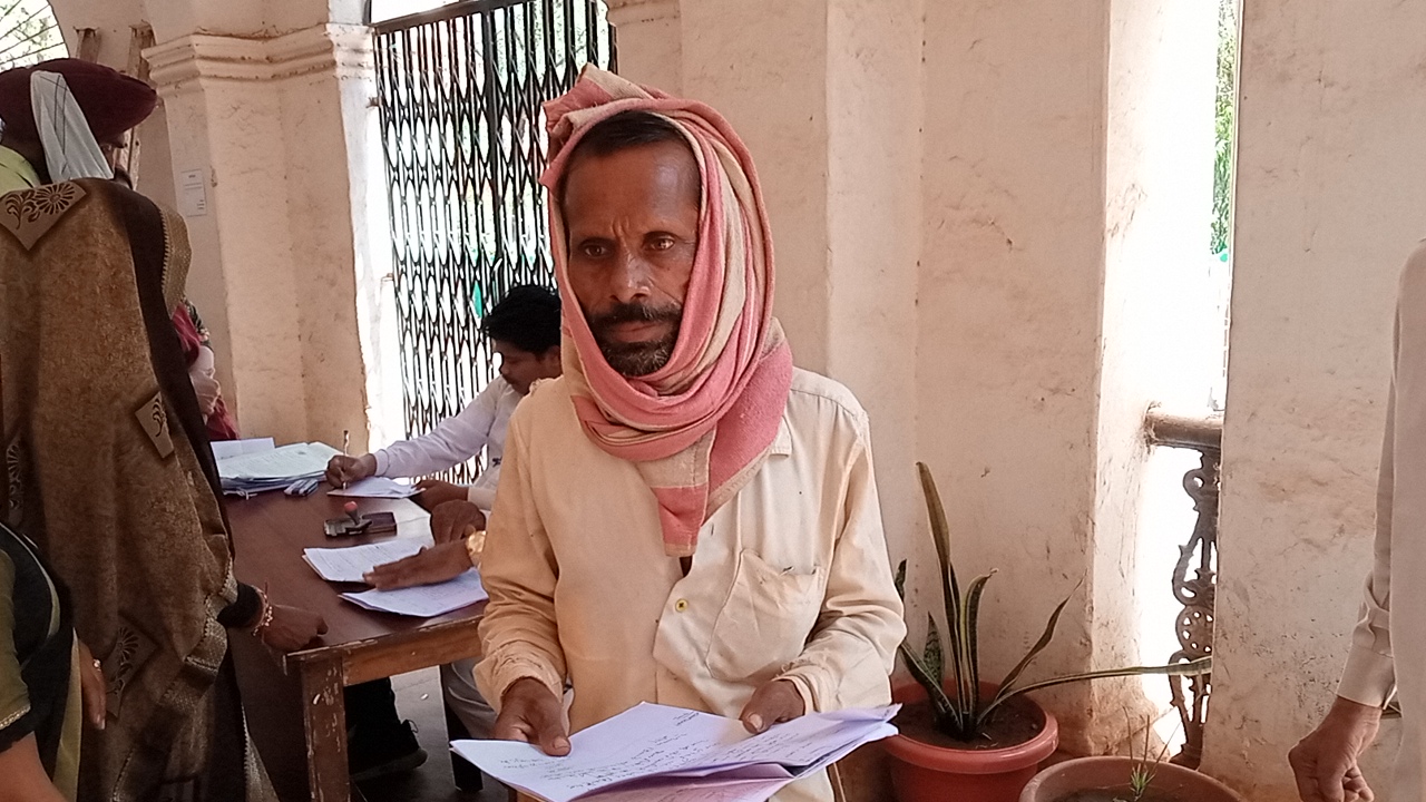 शिवपुरी:बदनसीब को 9 साल बाद भी नहीं मिला न्याय:100 बार दिए आवेदन, बिजली का तार गिरने से हुई थी चाचा की मौत