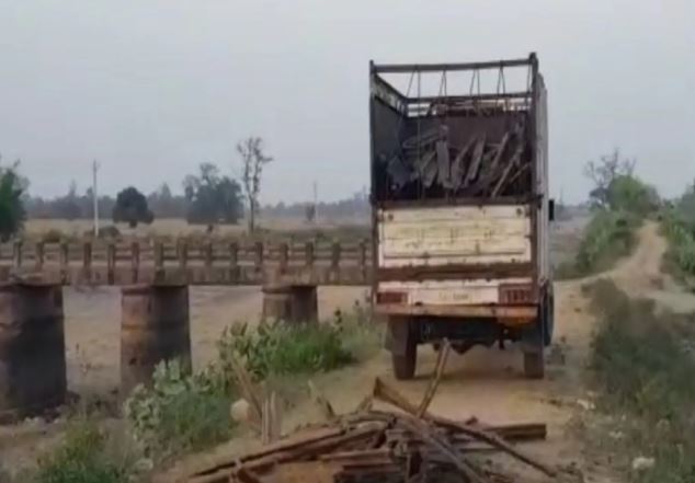 अधिकारी बनकर आए और चुरा ले गए 60 फीट लंबा लोहे का पुल!