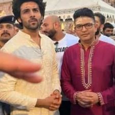 कार्तिक आर्यन Bhool Bhulaiyaa 2 के हिट होते ही पहुंचे बनारस, घाट पर पहुंचकर की गंगा आरती