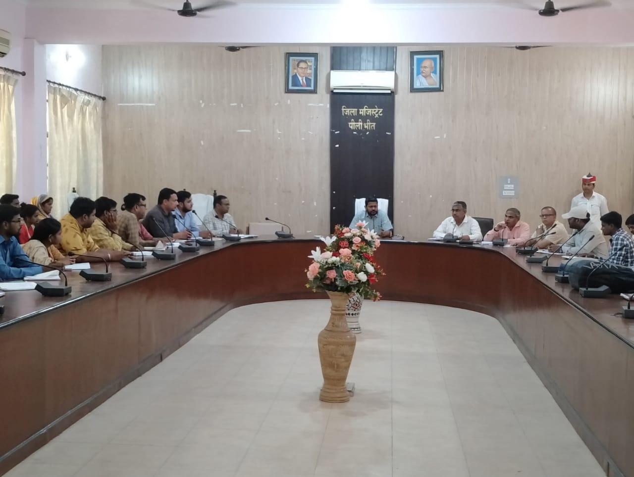पीलीभीत :किसान सम्मान निधि से लाभान्वित अधिक से अधिक किसानों के बनाये जाये किसान क्रेडिट कार्ड-जिलाधिकारी।