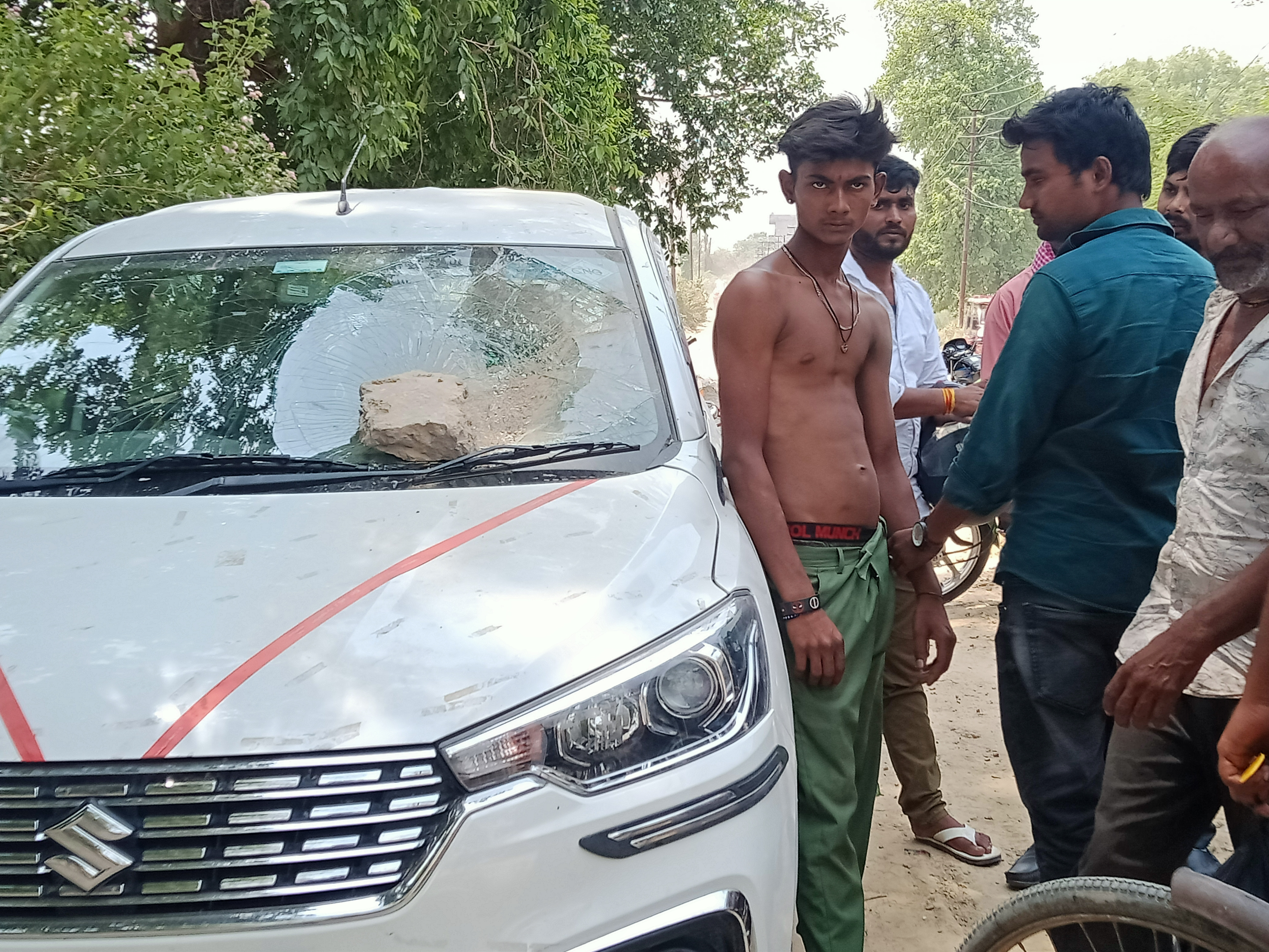 जौनपुर:नसे में धुत्त युवक ने भारी पत्थर से खड़ी कार का शीशा तोड़ा