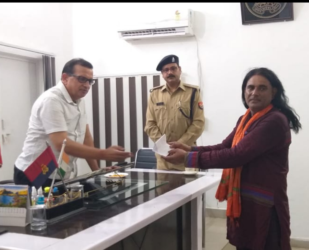 मैनपुरी: भोजपुरी स्टार अजीत प्रताप सिंह को एसपी ने दिया प्रशस्ति पत्र