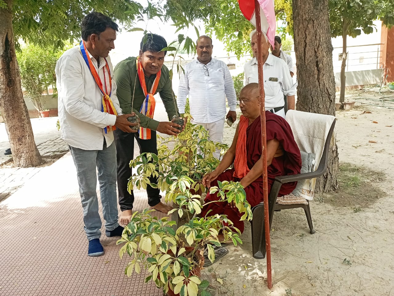 फर्रुखाबाद: बुद्ध पूर्णिमा  के दिन सकिसा में बुद्धा लाइट एनवायरनमेंट सेविंग सोसायटी ऑफ इंडिया ट्रस्ट ने बांटे पौधे