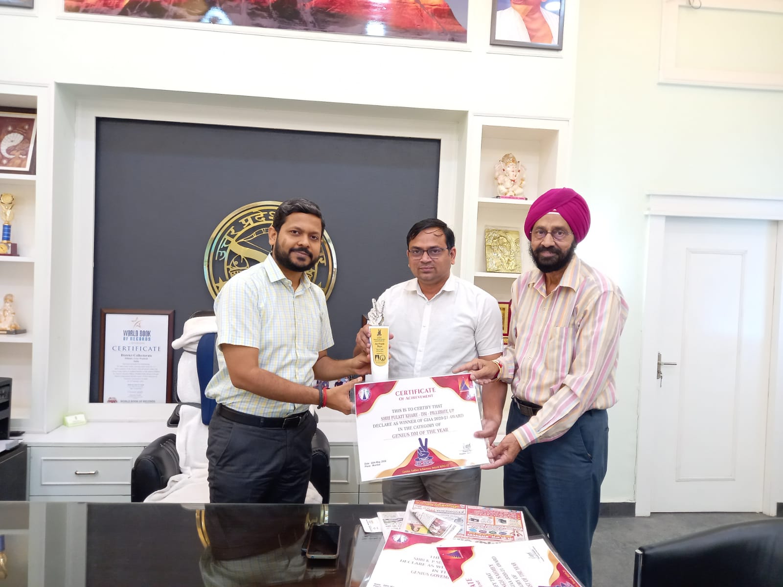 पीलीभीत :जीनियस फाउण्डेशन द्वारा जिलाधिकारी को जीनियस डीएम आफ द ईयर पुरस्कार से नवाजे गये।