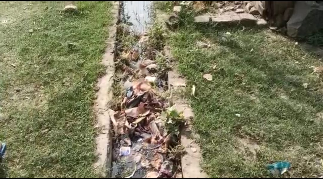 रायबरेली: सफाई कर्मी स्वच्छ भारत मिशन को लगा रहे पलीता