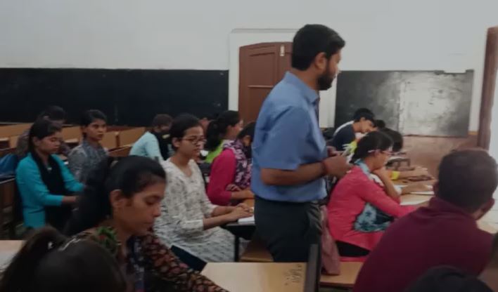 पीलीभीत : जिलाधिकारी द्वारा विभिन्न विषयों के पहलुओं के सम्बन्ध में सोच विकसित करने व लेखन के सम्बन्ध में दी गई जानकारी।