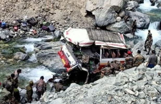 लद्दाख में सेना के जवानों से भरी बस श्योक नदी में गिरी, सात जवानों की जान गई