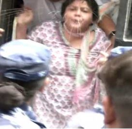 विरोध प्रदर्शन के दौरान महिला कांग्रेस नेता ने पुलिसकर्मियों पर थूका, जानतें है पूरा मामला