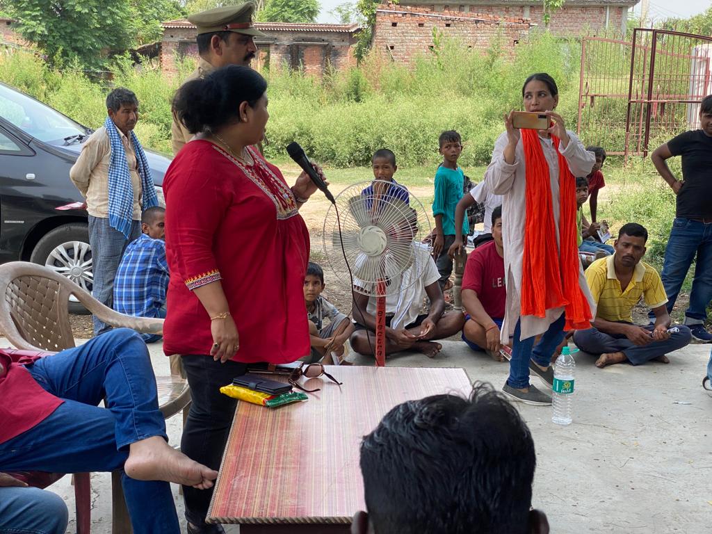 पीलीभीत : लखनऊ से आई एएसपी मोहिनी पाठक ने नुक्कड़ नाटक एवं एलईडी के माध्यम से 112 नंबर का किया प्रचार प्रसार ।