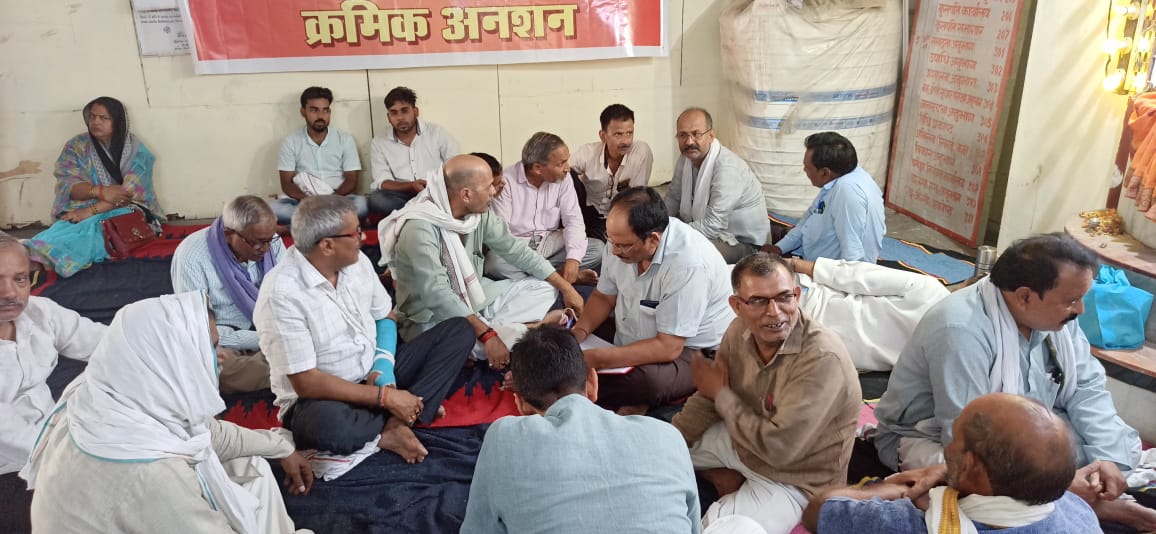 जौनपुर:पूर्वांचल विश्वविद्यालय कर्मचारी संघ द्वारा अपनी 4 सूत्री मांगों को लेकर किया जा रहा क्रमिक अनशन दूसरे दिन भी रहा जारी