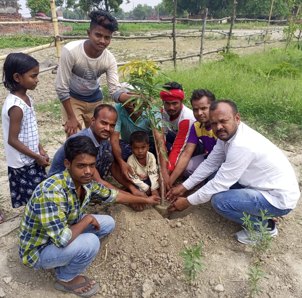 जौनपुर:मानव जीवन के लिए संजीवनी है पेड़-पौधे : अरविन्द पटेल