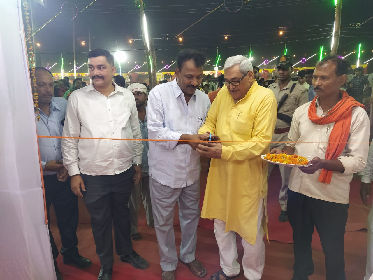 प्रयागराज :मा0 सदस्य विधान परिषद डाॅ0 के0पी0 श्रीवास्तव एवं जिला पंचायत अध्यक्ष डाॅ0 वी0के0 सिंह के द्वारा संगम क्षेत्र में सूचना एवं जनसम्पर्क विभाग द्वारा लगायी गयी प्रदर्शनी का फीता काटकर किया गया शुभारम्भ