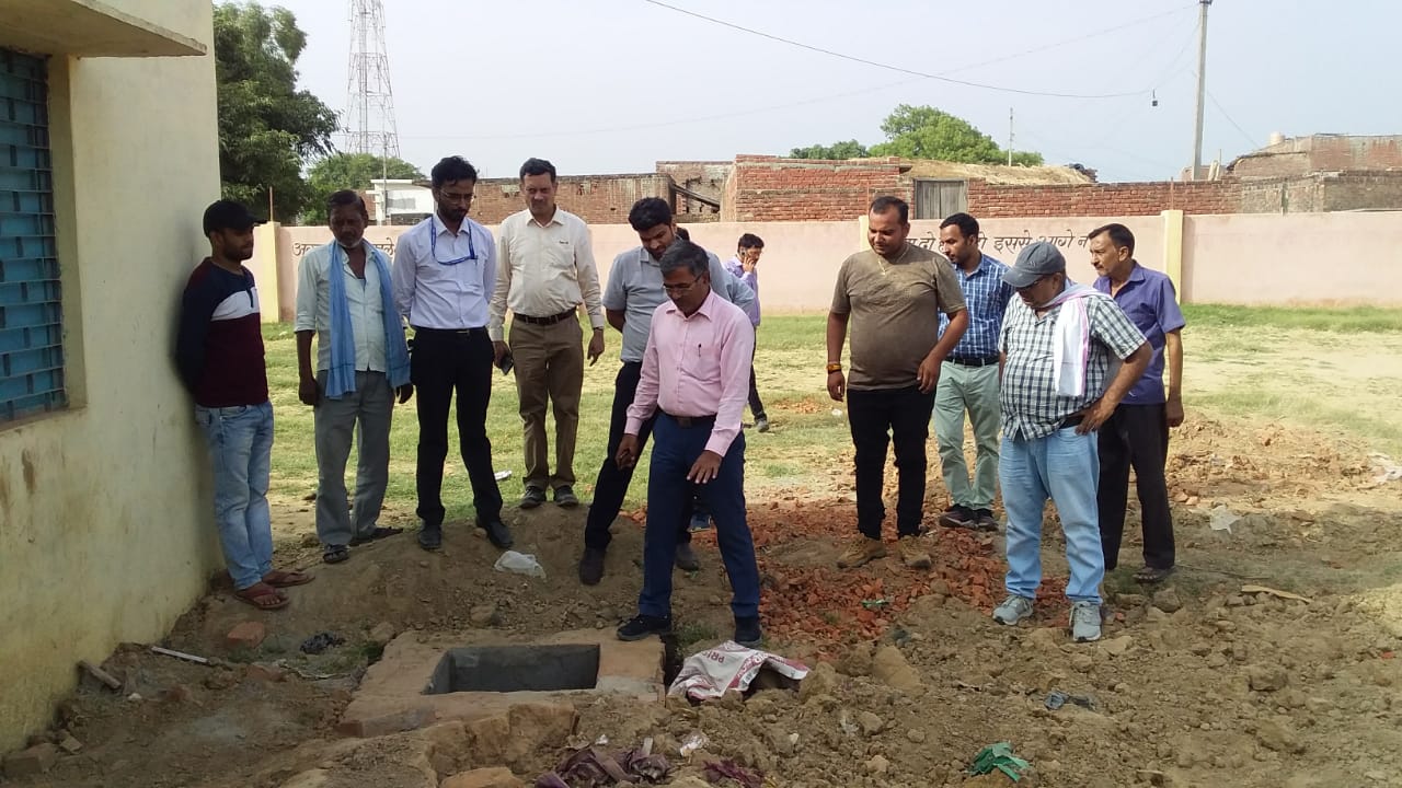 बरेली - जल जीवन मिशन की टीम व डीसी मनरेगा ने किया निरीक्षण।