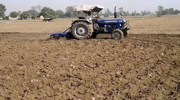 रायपुर :- मानूसन मेहरबान, मौसम खुलते ही बुवाई में जुटे किसान